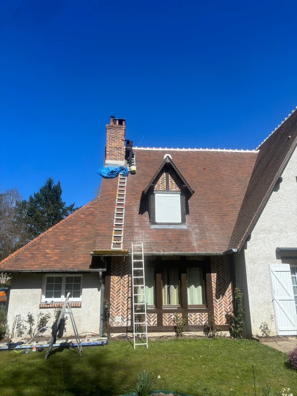 Couvreur à Carbon-Blanc recherchant une fuite au pied d’une cheminée