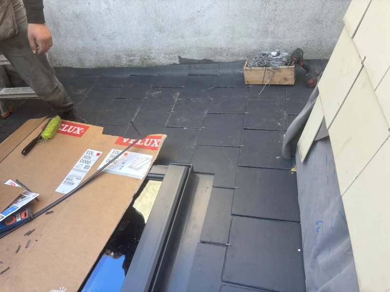 Travaux de zinguerie et finition sur toiture en ardoises