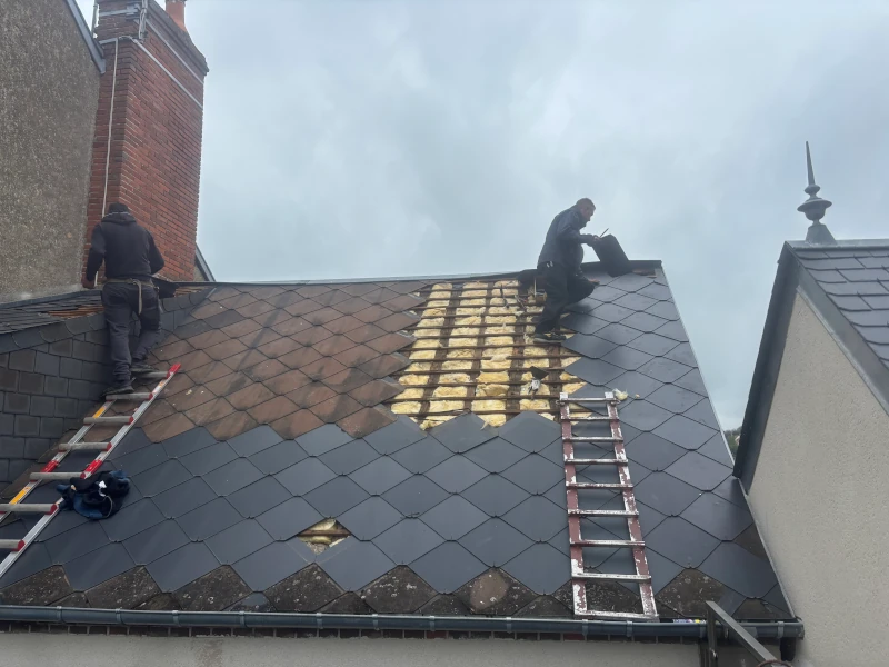 Chantier de rénovation toiture avec ardoises à Bordeaux centre