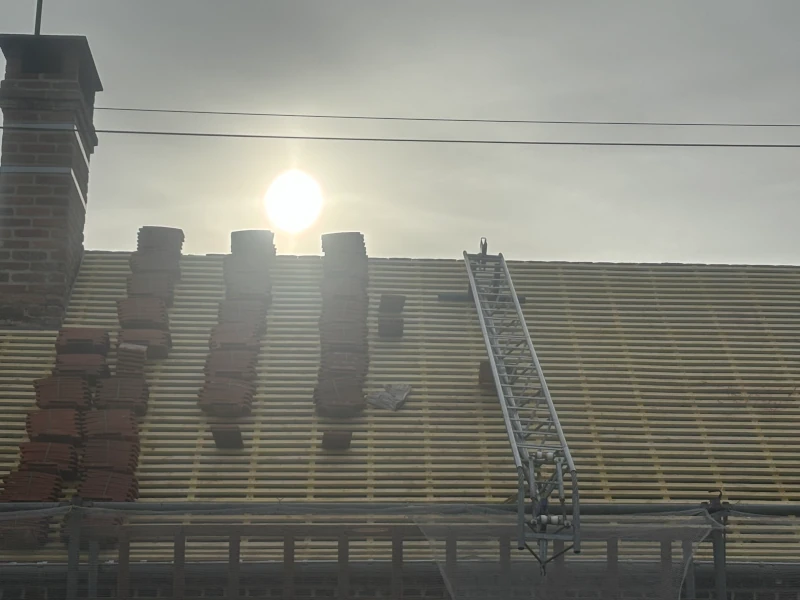 installation des tuiles plates pour remplacement de couverture