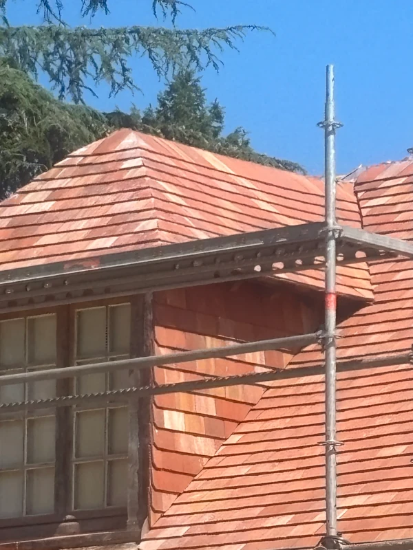 Finition du faîtage en zinc sur toiture rénovée