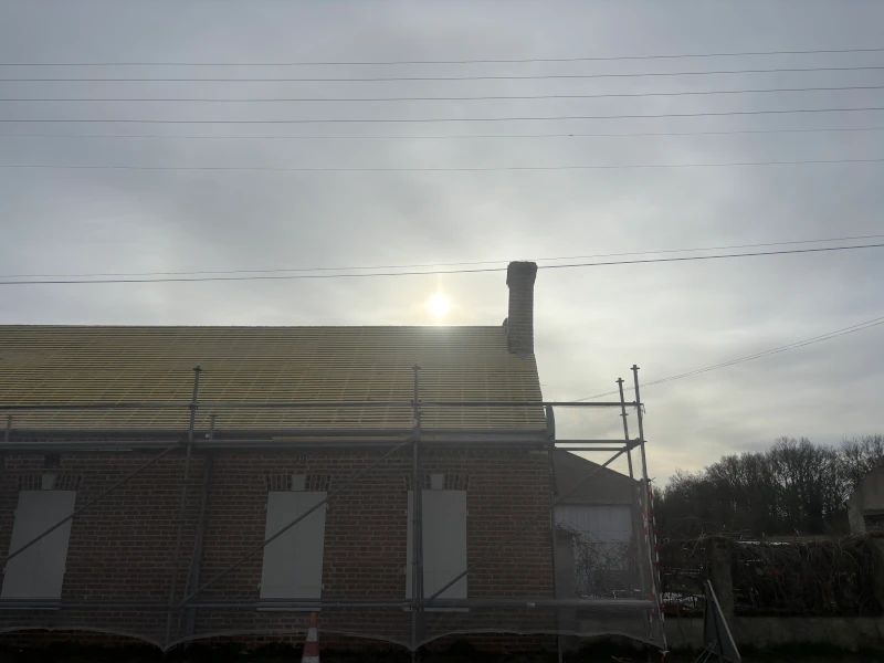 Travaux de charpente avant la pose de tuiles plates